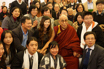 В Мельбурне Его Святейшество Далай-лама принял участие в беседе в рамках форума “Счастье и его истоки” и встретился с китайскими учеными и друзьями