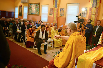 В Мельбурне Далай-лама принял участие в беседе в рамках форума “Счастье и его истоки” и встретился с китайскими учеными и друзьями