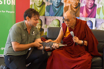В Палмерстоне Далай-лама встретился с прессой и выступил с публичной лекцией