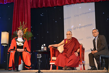 В Палмерстоне Далай-лама встретился с прессой и выступил с публичной лекцией