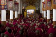 Для тибетских монахов на территории храма организована видео-трансляция учений Его Святейшества Далай-ламы. Дхарамсала, штат Химачал-Прадеш, Индия. 1 июня 2013 г. Фото: Абхишек Мадхукар