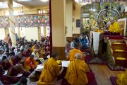 Его Святейшество Далай-лама читает молитвы перед началом первого дня учений, которые он дарует по просьбе группы буддистов из Индии. Дхарамсала, штат Химачал-Прадеш, Индия. 1 июня 2013 г. Фото: Абхишек Мадхукар