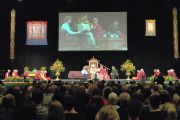Его Святейшество Далай-лама во время лекции на стадионе  “CBS Canterbury”. Крайстчерч, Новая Зеландия. 9 июня 2013 г. Фото: Jacqui Walker