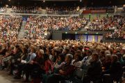 На учения Его Святейшества Далай-ламы на стадионе “CBS Canterbury” собрались 2300 человек. Крайстчерч, Новая Зеландия. 9 июня 2013 г. Фото: Джереми Рассел (офис ЕСДЛ)