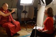 Его Святейшество Далай-лама во время интервью для передачи 730 Report телеканала ABC Television. Сидней, Австралия. 13 июня 2013 г. Фото: Джереми Рассел (офис ЕСДЛ)