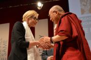 Его Святейшество Далай-лама и актриса Кейт Бланшетт перед началом публичной лекции. Сидней, Австралия. 16 июня 2013 г. Фото: Rusty Stewart/DLIA 2013