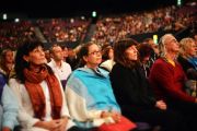Дээрхийн Гэгээнтэн Далай Ламын Сидней Соёлын Төвд эхний өдрийн айлдварын үеэр 2300 гаруй хүн хуран цуглав. Австрали, Сидней, 2013.06.14. Зургийг Рюсти Стюарт