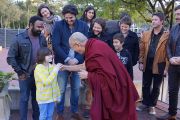 Его Святейшество Далай-лама приветствует своего юного поклонника по дороге в парк Тумбалонг на митинг в поддержку Тибета. Сидней, Австралия. 16 июня 2013 г. Фото: Джереми Рассел (офис ЕСДЛ)