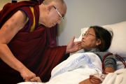 Дээрхийн Гэгээнтэн Далай Лам Вестмийд эмнэлэгт зочлох үеэрээ өвчтөнтэй уулзав. Сидней, Австрали, 2013.06.17. Зургийг Рюсти Стювард