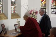 Его Святейшество Далай-лама с преподобным Биллом Крюсом в церкви прихода Эшфилд во время посещения фонда "Исход" и благотворительной столовой "Хлеба и рыбы". Сидней, Австралия. 17 июня 2013 г. Фото: Джереми Рассел (офис ЕСДЛ)