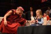 Маленькая девочка задает вопрос Его Святейшеству Далай-ламе во время молодежного форума "Юные умы". Сидней, Австралия. 17 июня 2013 г. Фото: Rusty Stewart/DLIA 2013