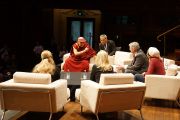 Его Святейшество Далай-лама принимает участие в молодежном форуме "Юные умы" в сиднейской мэрии. Сидней, Австралия. 17 июня 2013 г. Фото? Джереми Рассел (офис ЕСДЛ)