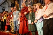 Его Святейшество Далай-лама с группой молодых людей задававших ему вопросы на форуме "Юные умы". Сидней, Австралия. 17 июня 2013 г. Фото: Rusty Stewart/DLIA 2013