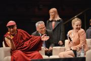 Его Святейшество Далай-лама отвечает на вопросы детей на молодежном форуме "Юные умы". Сидней, Австралия. 17 июня 2013 г. Фото: Rusty Stewart/DLIA 2013