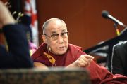 Его Святейшество Далай-лама выступает во время беседы "Этика для всего мира", организованной сиднейским Фондом мира. Сидней, Австралия. 18 июня 2013 г. Фото: Rusty Stewart/DlIA 2013