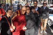 Его Святейшество Далай-лама фотографируется со своими почитателями по дороге в здание парламента Нового Южного Уэльса. Сидней, Австралия. 18 июня 2013 г. Фото: Джереми Рассел (офис ЕСЛД)