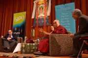 Эндрю Уэст, Его Святейшество Далай-лама и его переводчик Тензин Цепак во время беседы "Этика для всего мира", организованной сиднейским Фондом мира. Сидней, Австралия. 18 июня 2013 г.Фото: Джереми Рассел (офис ЕСДЛ)