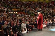 Его Святейшество Далай-лама приветствует аудиторию и здоровается со старыми друзьями перед началом публичной лекции. Мельбурн, Австралия. 1 июня 2013 г. Фото: Джереми Рассел (офис ЕСДЛ)