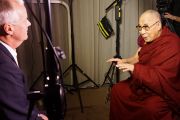 Его Святейшество Далай-лама дает интервью телеканалу SBD для новостной передачи Dateline. Мельбурн, Австралия. 20 июня 2013 г. Фото: Джереми Рассел (офис ЕСДЛ)