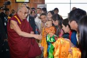 Его Святейшество Далай-ламу встречают в аэропорту Аделаиды, Австралия. 20 июня 2013 г. Фото: Rusty Stewart/DLIA 2013