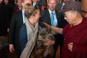 Одна из поклонниц принесла своего домашнего вомбата на встречу с Его Святейшеством Далай-ламой. Аделаида, Австралия. 21 июня 2013 г. Фото: Джереми Рассел (офис ЕСДЛ)