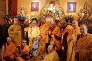 Дээрхийн Гэгээнтэн Далай Лам Аделиад хот дах Төвдийн институтад морилох үеэр буддын олон урсгалын эрэгтэй, эмэгтэй лам хуврагуудтай уулзав. Аделаид, Австрали, 2013 оны 6 сарын 20. Зургийг Жерреми Рассел (ДЛО)