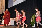 Его Святейшество Далай-лама любуется традиционным австралийским танцем перед началом лекции "В поисках счастья". Аделаида, Австралия. 21 июня 2013 г. Фото: Rusty Stewart/DLIA
