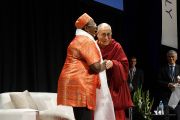 Его Святейшество Далай-лама благодарит Доринду Хафнер после лекции "В поисках счастья". Аделаида, Австралия. 21 июня 2013 г. Фото: Джереми Рассел (офис ЕСДЛ)