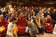 Его Святейшество Далай-лама фотографируется с тибетцами, живущими в Австралии, после встречи с представителями тибетского, бутанского и монгольского сообществ. Аделаида, Австралия. 21 июня 2013 г. Фото: Джереми Рассел (офис ЕСДЛ)