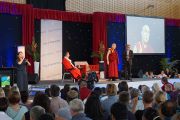 Его Святейшество Далай-лама выступает с лекцией "Как прожитьдостойную жизнь". Палмерстон, Австралия. 22 июня 2013 г. Фото: Джереми Рассел (офис ЕСДЛ)