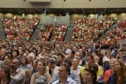 Далай ламын айлдварыг 3000 гаруй хүн сонсож байгаа нь. Австрали, Дарвины хурлын төв. 2013.6.23. Фото/Жереми Рассел/ДЛО