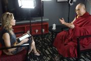 ITV телевизийн сэтгүүлч Карла Грант Дээрхийн Гэгээнтнээс ярилцлага авч байгаа нь. Австрали, Дарвин. 2013.6.23. Фото/Жереми Рассел/ДЛО
