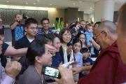 Поклонники приветствуют Его Святейшество Далай-ламу по его прибытию в отель в Дарвине, Австралия. 23 июня 2013 г. Фото: Джереми Рассел (офис ЕСДЛ)