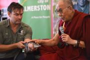 Его Святейшеству Далай-лама показывают карликового крокодила,которому он дал имя Таши. Палмерстон, Австралия. 22 июня 2013 г. Фото: Джереми Рассел (офис ЕСДЛ)