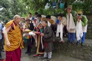 Тибетские студенты приветствуют Его Святейшество Далай-ламу в традиционном тибетском стиле в Тибетской детской деревне в первый день ежегодных учений духовного лидера для молодых тибетцев. Дхарамсала, Индия. 27 июня 2013 г. Фото: Тензин Чойджор (офис ЕСДЛ)