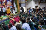 Его Святейшество Далай-лама приветствует более 2000 молодых тибетцев, собравшихся в Тибетской детской деревне на ежегодные учения тибетского духовного лидера. Дхарамсала, Индия. 27 июня 2013 г. Фото: Тензин Чойджор (офис ЕСДЛ)