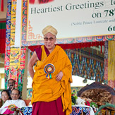Тысячи людей собрались в Билакуппе, чтобы отпраздновать семьдесят восьмой день рождения Его Святейшества Далай-ламы