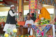 Его Святейшество Далай-лама принимает поздравления с днем рождения от мусульман Майсура в монастыре Сера Чже. Билакуппе, Карнатака, Индия. 6 июля 2013 г. Фото: Тензин Чойджор (офис ЕСДЛ)
