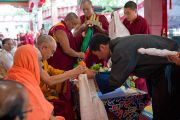 Сикьонг Лобсанг Сенге, глава Центральной тибетской администрации, совершает подношения Его Святейшеству Далай-лама во время торжественной церемонии в монастыре Сера Чже, посвященной 78-летию тибетского духовного лидера. Билакуппе, Карнатака, Индия. 6 июля 2013 г. Фото: Тензин Чойджор (офис ЕСДЛ)