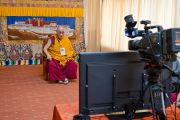 В монастыре Сера Чже Его Святейшество Далай-лама при помощи интернета участвует в торжествах по поводу своего дня рождения, проходящих в Тайване. Билакуппе, Карнатака, Индия. 6 июля 2013 г. Фото: Тензин Чойджор (офис ЕСДЛ)