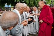 Его Святейшество Далай-лама приветствует пожилых тибетцев по приезде в монастырь Сера. Билакуппе, Карнатака, Индия. 5 июля 2013 г. Фото: Тензин Чойджор (офис ЕСДЛ)