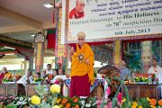 Дээрхийн Гэгээнтэн Далай Лам уламжлалт турбан малгай өмссөн байгаа нь. Дээрхийн Гэгээнтэн Далай Лам ном айлдах үеэр. Энэтхэг, Карнатака, Биллакуппэ, Сэра хийд. 2013.06.06. Зургийг Тэнзин Чойнжор (ДЛО)
