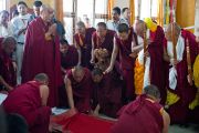Его Святейшество Далай-ламу встречают в монастыре Сера Лачи. Билакуппе, Карнатака, Индия. 5 июля 2013 г. Фото: Тензин Чойджор (офис ЕСДЛ)