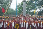 Олон хуврагууд Дээрхийн Гэгээнтэн Далай Ламыг Сэра Жэ дацанд морилохыг хүлээн зогсож байгаа нь. Энэтхэг, Карнатака, Биллакуппэ, Сэра хийд. 2013.06.05. Зургийг Тэнзин Чойнжор (ДЛО)