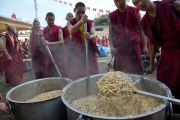 Монахи монастыря Сера Чже готовят рис для участников торжеств, посвященных 78-летию Его Святейшества Далай-ламы. Билакуппе, Карнатака, Индия. 6 июля 2013 г. Фото: Тензин Чойджор (офис ЕСДЛ)