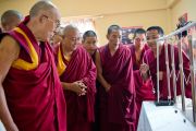 Монах-студент показывает Его Святейшеству Далай-ламе, как проводится эксперимент, во время торжественного открытия учебного и научного центра в монастыре Сера Чже. Билакуппе, Карнатака, Индия. 7 июля 2013 г. Фото: Тензин Чойджор (офис ЕСДЛ)