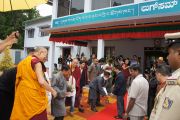 Его Святейшество Далай-лама принял участие в торжественной церемонии открытия нового здания тибетского кооперативного общества Лугсам во время восьмидневного визита в тибетское поселение Билакуппе. Карнатака, Индия. 11 июля 2013 г. Фото: Тензин Такла (офисе ЕСДЛ)
