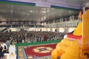 Его Святейшество Далай-лама обращается к более, чем тысяче пожилых тибетцев, живущих в Билакуппе, во время церемонии открытия нового здания тибетского кооперативного общества Лугсам.  Карнатака, Индия. 11 июля 2013 г. Фото: Тензин Такла (офисе ЕСДЛ)