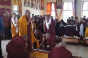 Его Святейшество Далай-лама совершает простирания в зале для собраний в новом здании тибетского кооперативного общества Лугсам в Билакуппе. Карнатака, Индия. 11 июля 2013 г. Фото: Тензин Такла (офисе ЕСДЛ)