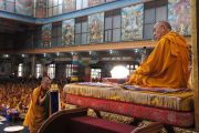 Гьянкханг Ринпоче совершает подношение мандалы Его Святейшеству Далай-ламе в монастыре Намдролинг в тибетском поселении Билакуппе. Карнатака, Индия. 11 июля 2013 г. Фото: Тензин Такла (офисе ЕСДЛ)
